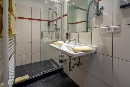 a bathroom with a sink and a shower at Goldener Pfropfenzieher in Oberwesel
