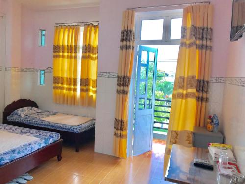 Кровать или кровати в номере Khách Sạn Ngọc Cường
