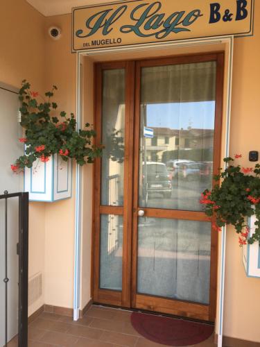Eine Tür zu einem Laden mit einem Schild drauf. in der Unterkunft Il lago del Mugello B&B in Barberino di Mugello