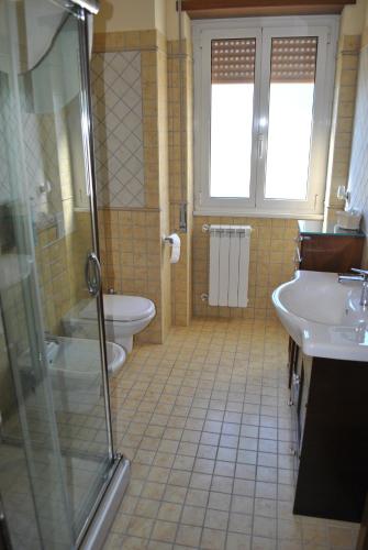 a bathroom with a shower and a toilet and a sink at Bed & Breakfast "A Casa di Anto" in Mentana