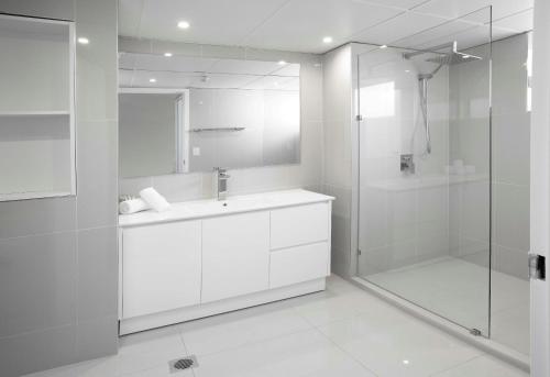 Ванная комната в View Pacific Apartments