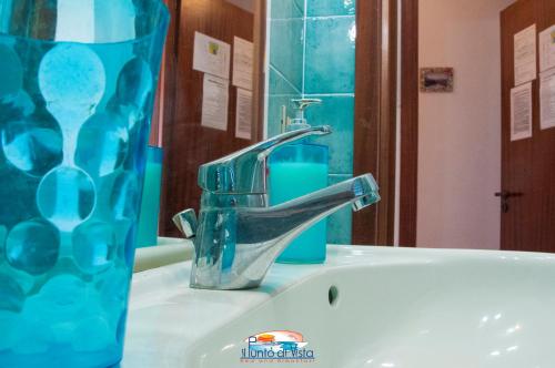 ガリポリにあるIl punto di vistaのバスルーム(洗面台、蛇口、青いガラス付)