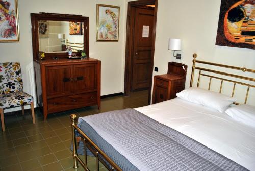 Bed & Breakfast "A Casa di Anto" في Mentana: غرفة نوم بسرير وخزانة ومرآة