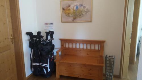 a group of golf clubs leaning against a wall at HOME4GOLF Uttlau in Bad Griesbach