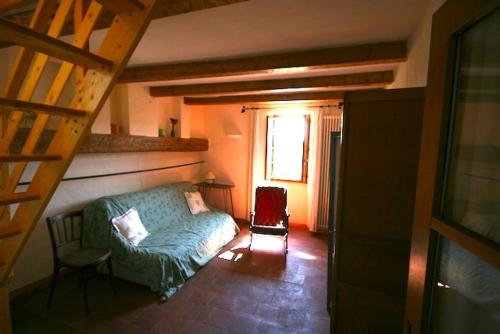 un salon avec un canapé vert et une fenêtre dans l'établissement Tour Ourne, Mas des Tours, à Tornac