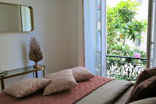 - une chambre avec un lit et un balcon dans l'établissement Nice Apartment Roses & Ivy, Rue du Congres, à Nice