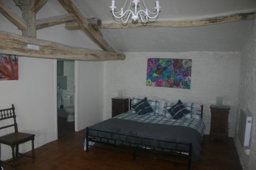 Ein Bett oder Betten in einem Zimmer der Unterkunft L'ancienne cave