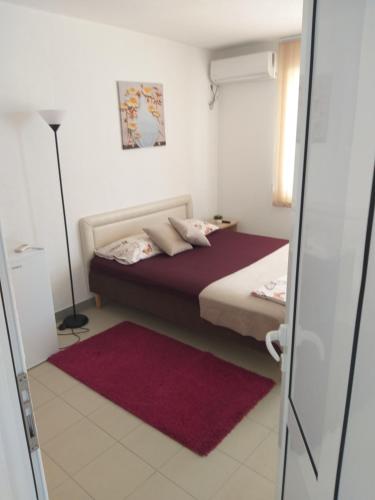 Een bed of bedden in een kamer bij Apartmani Sutomore