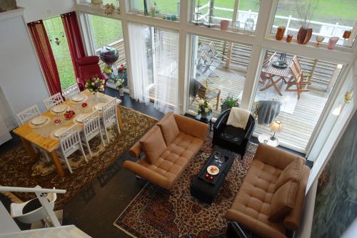 an aerial view of a living room with a table and chairs at Annexet på Stallbackens Gård in Ås