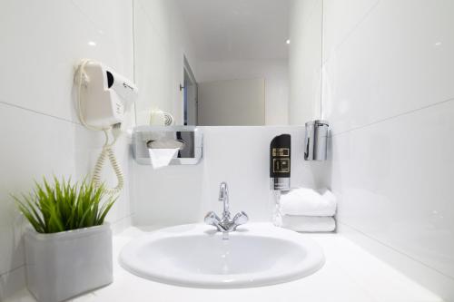 Koupelna v ubytování Hotel National Antwerp