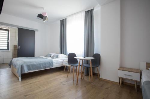 Una cama o camas en una habitación de 8 Jezior