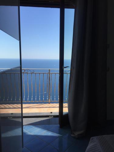 Vista generica sul mare o vista sul mare dall'interno dell'affittacamere