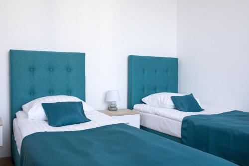 Una cama o camas en una habitación de 8 Jezior