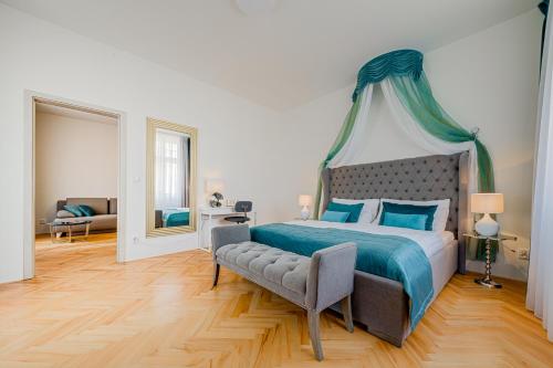 מיטה או מיטות בחדר ב-Gold Art Apartments