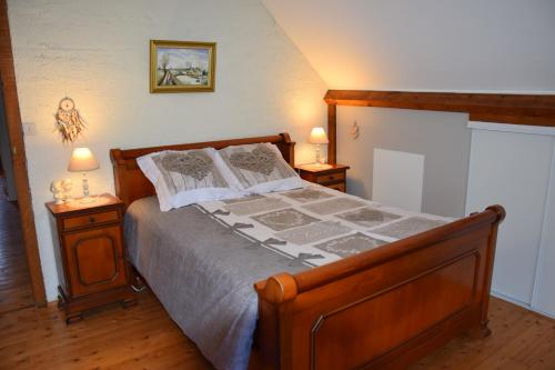 um quarto com uma cama grande e 2 mesas de cabeceira em 3 chambres spacieuses du grès rouge avec petit déj em Beauval