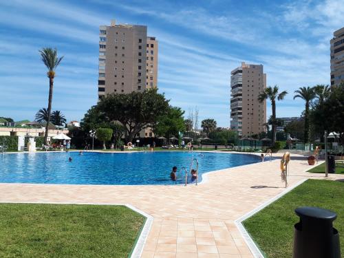 Bazén v ubytování Oasis Playamar nebo v jeho okolí