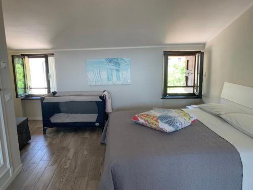 a room with two beds and a bed sidx sidx sidx sidx at Al Lago da Lilly in Gargnano