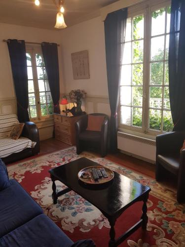 un salon avec un canapé et une table basse dans l'établissement La Falaise, à Saint-Valery-sur-Somme