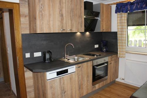 eine Küche mit einer Spüle und einer Arbeitsplatte in der Unterkunft Ferienwohnung Lasshofer in Sankt Michael im Lungau