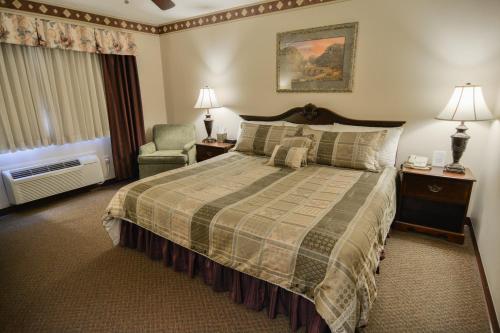 Katil atau katil-katil dalam bilik di Hearthstone Inn & Suites