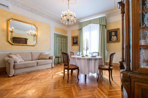 ein Wohnzimmer mit einem Tisch und einem Sofa in der Unterkunft Sant'Ivo Apartments in Rom