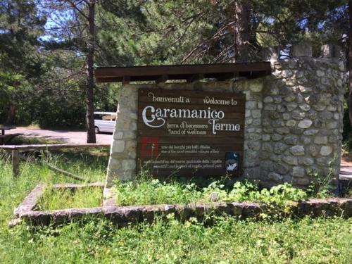 a sign for a park with a stone at Residence ELIOS in Caramanico Terme