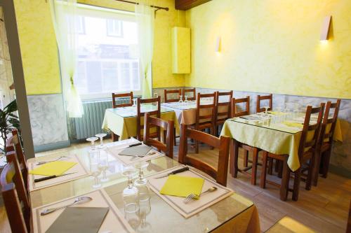 Restoran või mõni muu söögikoht majutusasutuses Entre Mer et Montagne