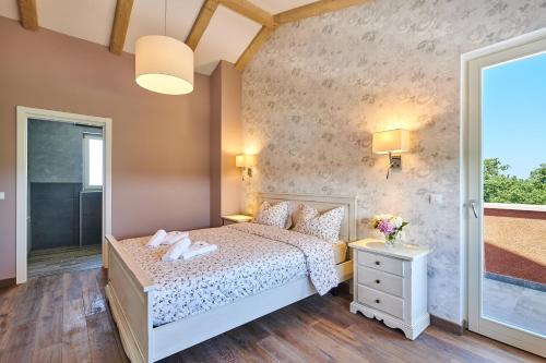 um quarto com uma cama e uma janela em Villa Celeste em Umag