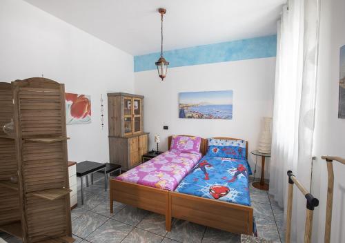 een kleine slaapkamer met een bed en een dressoir bij La Corte in Rescaldina
