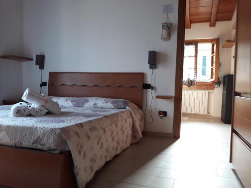 um quarto com uma cama e uma cabeceira em madeira em Maison de Denise em Lezzeno
