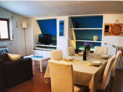 uma sala de estar com uma mesa de jantar com cadeiras e mesa em Loft in centro vista Mare em Pescara