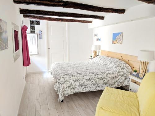 ナポリにあるSan Carlo Apartmentの白いベッドルーム(ベッド1台、ソファ付)