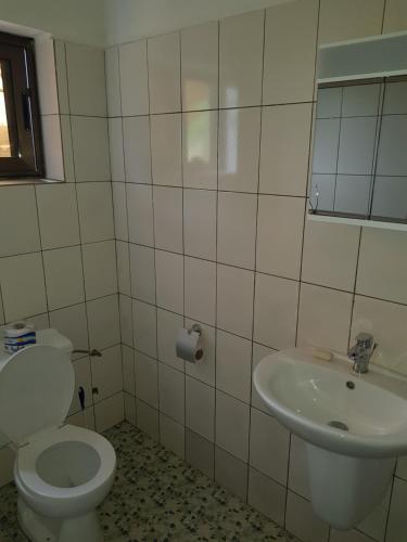 Hotel Belair KAFLAND في Mimpassem: حمام مع مرحاض ومغسلة