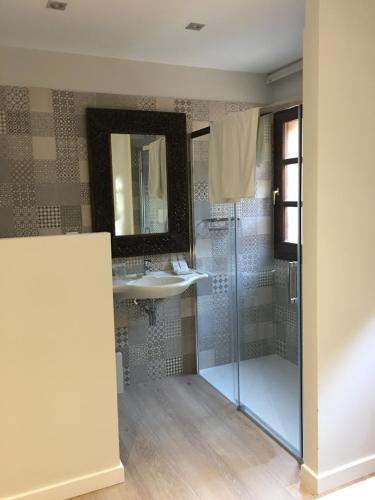 Bilik mandi di Apartamentos Andrin