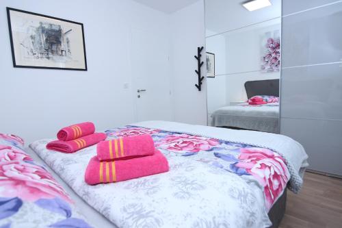 Un pat sau paturi într-o cameră la Prestige West Residence
