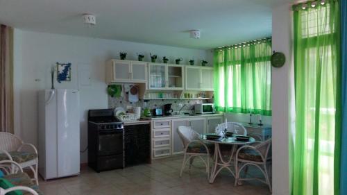 Una cocina o zona de cocina en Apartment in a tropical Paradise in Sosua