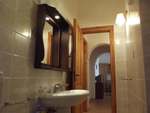 y baño con lavabo y espejo. en L'Oasi di Recale, en Scauri
