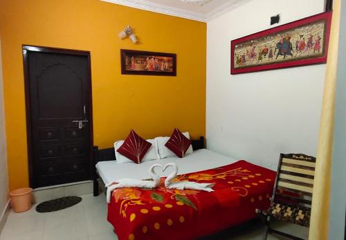 a bedroom with a bed and a black door at Haveli Taragarh Palace in Būndi