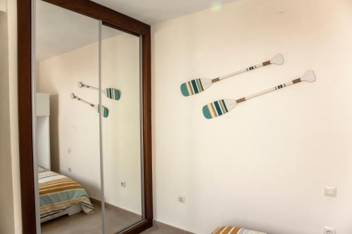 Et badeværelse på Akutuna - Casa Familiar con Piscina , Garaje & Pista de Padel