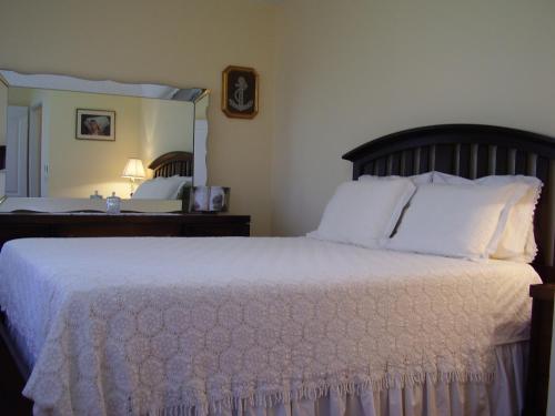 una camera da letto con un letto bianco e un grande specchio di Water view brand new Apartment, short stroll to beach, peaceful! a Košljun