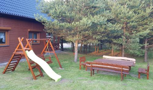 Herní místnost nebo prostor pro děti v ubytování Domek na Cichej Leśniewo