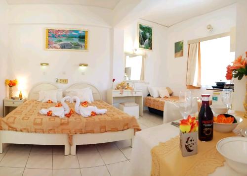 1 dormitorio con 2 camas y baño en Evli Apartments en Rethymno
