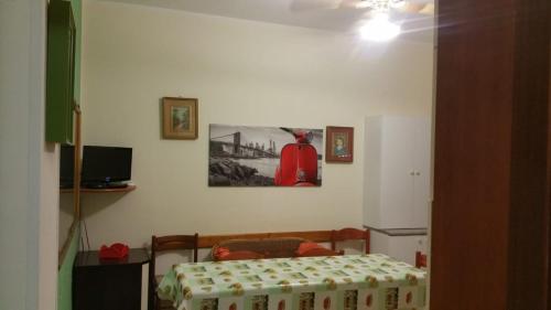 una camera con un letto e una foto appesa al muro di Appartamento Gallipoli a Gallipoli