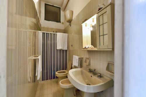 コンカ・デイ・マリーニにあるB&B Irisのバスルーム(洗面台、トイレ、鏡付)