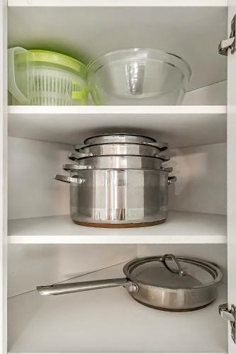a shelf with a pan and other dishes in a refrigerator at Apartamento en Alcalá, con aparcamento, con aircondicionador in Alcalá