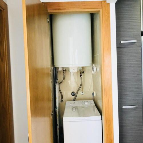 ein Badezimmer mit Waschmaschine und Trockner in einem Zimmer in der Unterkunft La Caixeta in Vinarós