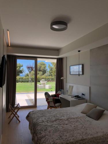 una camera da letto con un letto, una scrivania e una finestra di Bel Etage Luxury Rooms a Spalato (Split)