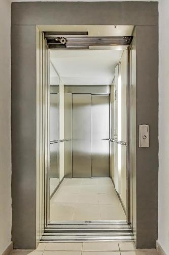 a walk in shower with a glass door at Apartamento en Alcalá, con aparcamento, con aircondicionador in Alcalá