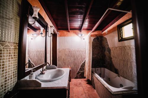 uma casa de banho com um lavatório e uma banheira em Casa Elena em Tijarafe