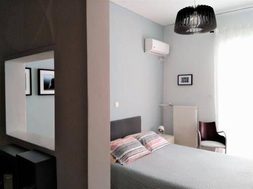 una camera con letto e specchio di Athens Pangrati modern apt 10min to metro ad Atene